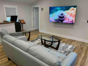 Modern 2BR 2BA with King bed-Fast Wi-Fi 75 inch OLED TV